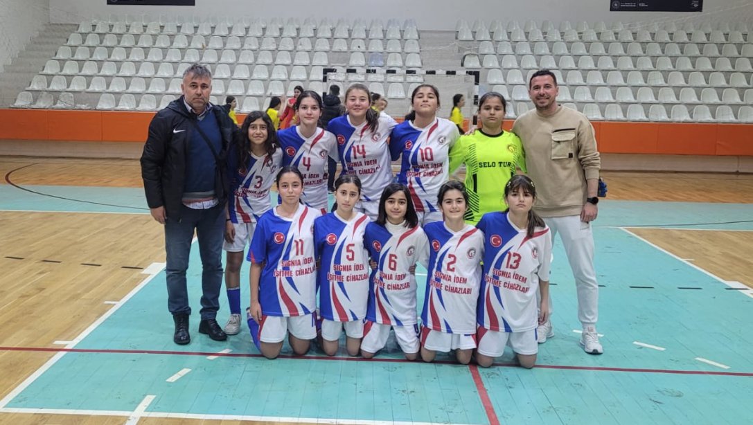 İlçemiz Şehit Hakan İncekar Ortaokulu Yıldız Kız Futsal Takımı Grup Birincisi Oldu!