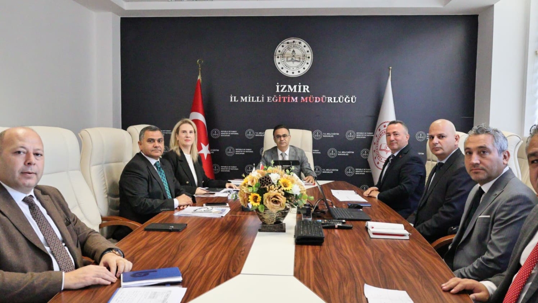 İzmir İl Millî Eğitim Müdürü Dr. Ömer Yahşi, Menderes İlçe Millî Eğitim Müdürü ve Şube Müdürleriyle Eğitim Değerlendirme Toplantısı Gerçekleştirdi